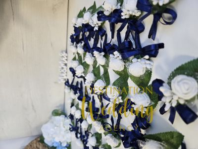 Малка бутониера с бяла розичка,тичинки и зеленина