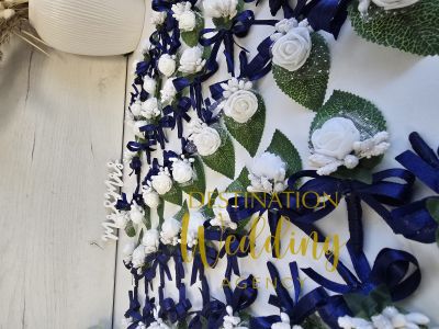 Малка бутониера с бяла розичка,тичинки и зеленина