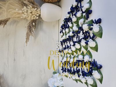 Малка бутониера с бяла розичка,тичинки и зеленина