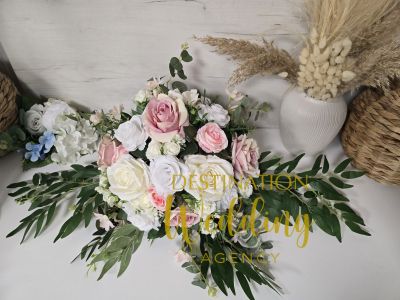 Украса за кола с бели и розови рози (2)