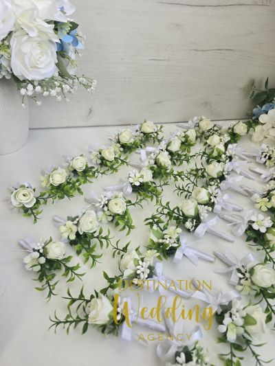 Бутониера с бяла розичка и зеленина